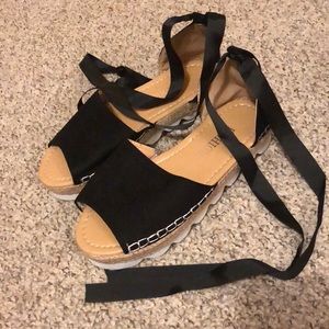 Woman’s casual Ribbon tie sandals